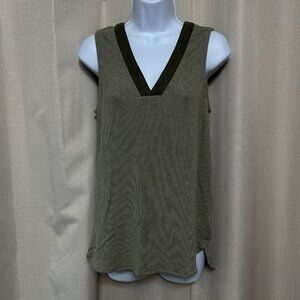 Democracy Pullover V-Neck Sleeveless Top Women's Size Medium Green NWT